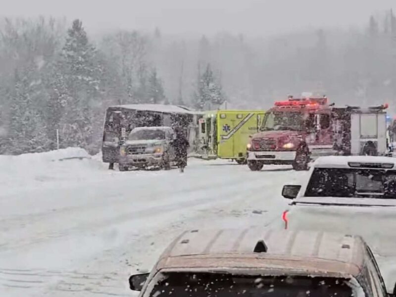 Collision entre un autobus voyageur et un véhicule lourd