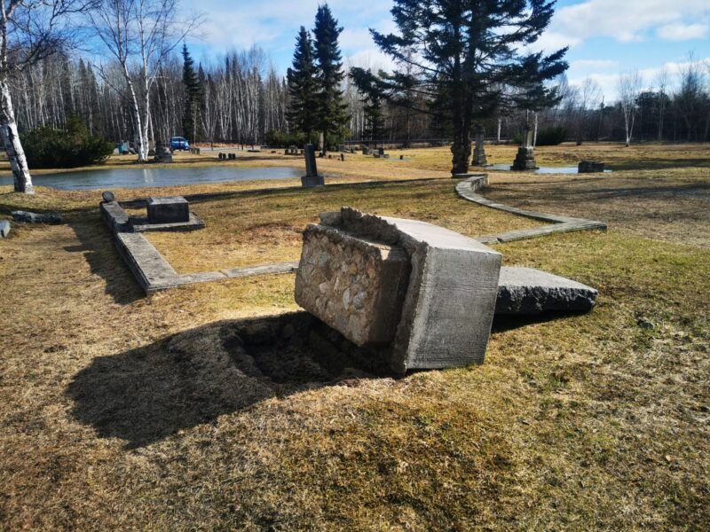 Des vandales saccagent le vieux cimetière à Amos