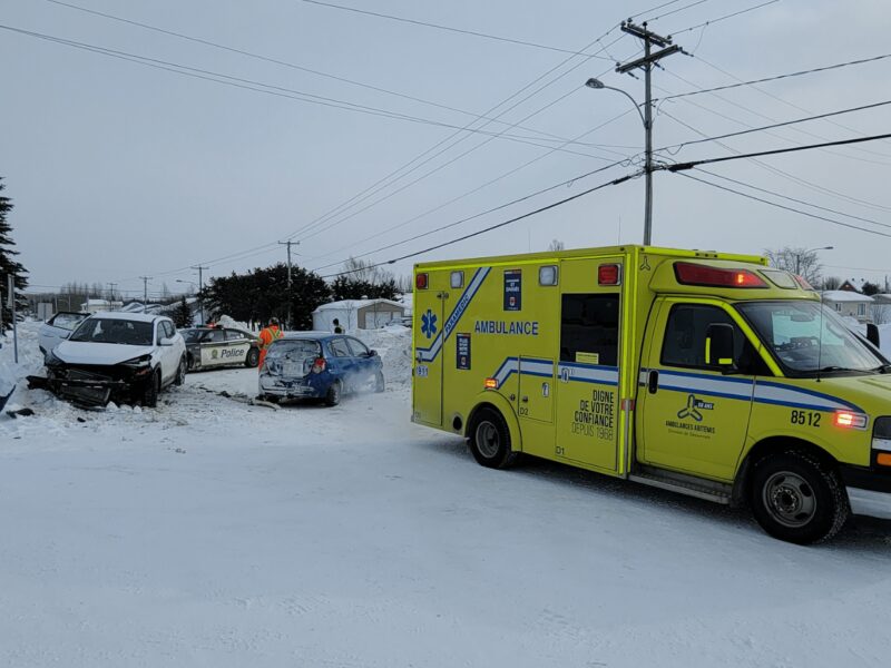 Collision entre deux véhicules sur la 4e Avenue Est à Amos