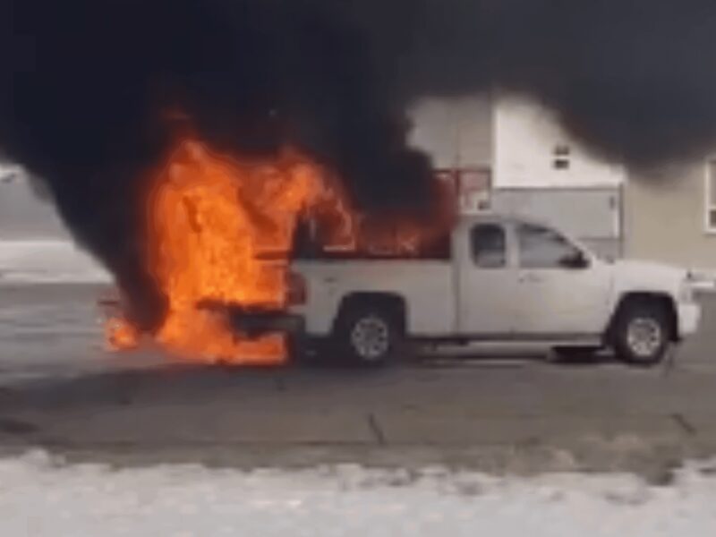 Spectaculaire incendie à la pompe dans une station service de Rouyn-Noranda