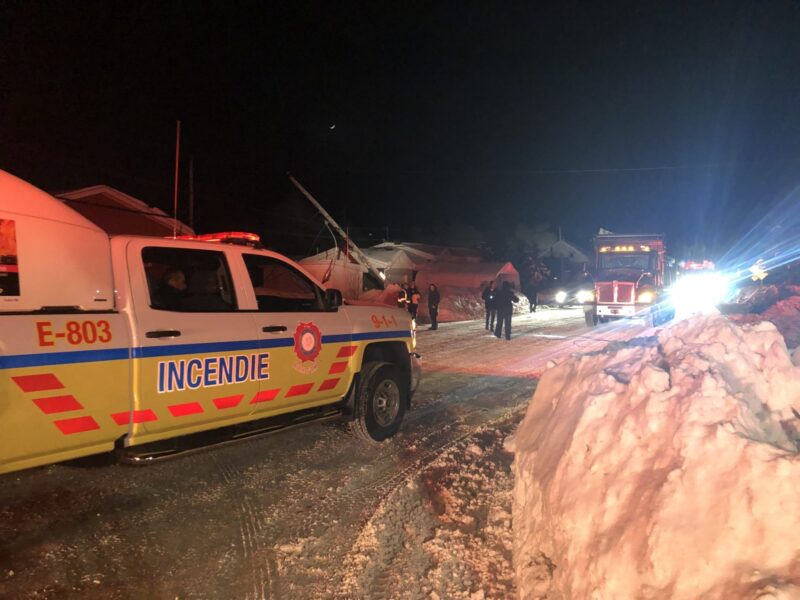 Un camion arrache des fils à Amos