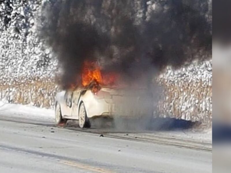 Une voiture en feu sur la 117