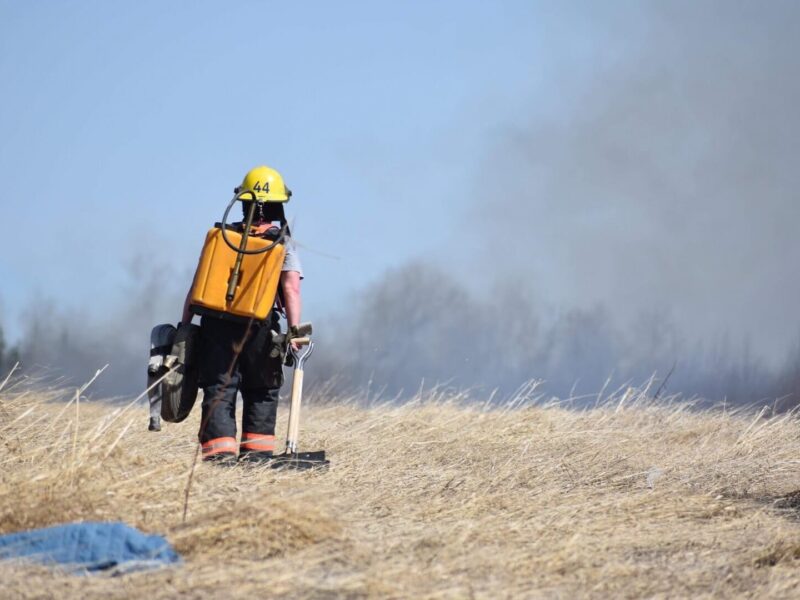 Un incendie de broussailles se propage à Val-d’Or