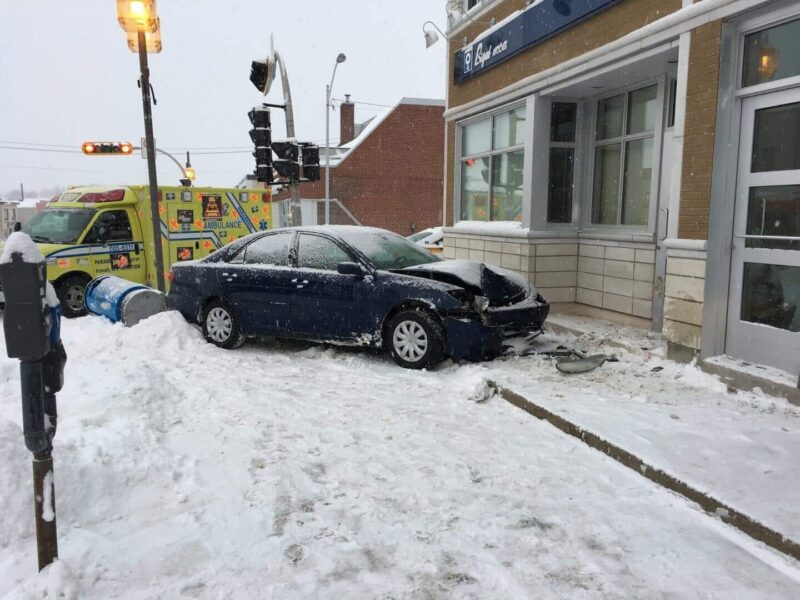 Une voiture percute un bâtiment à Amos