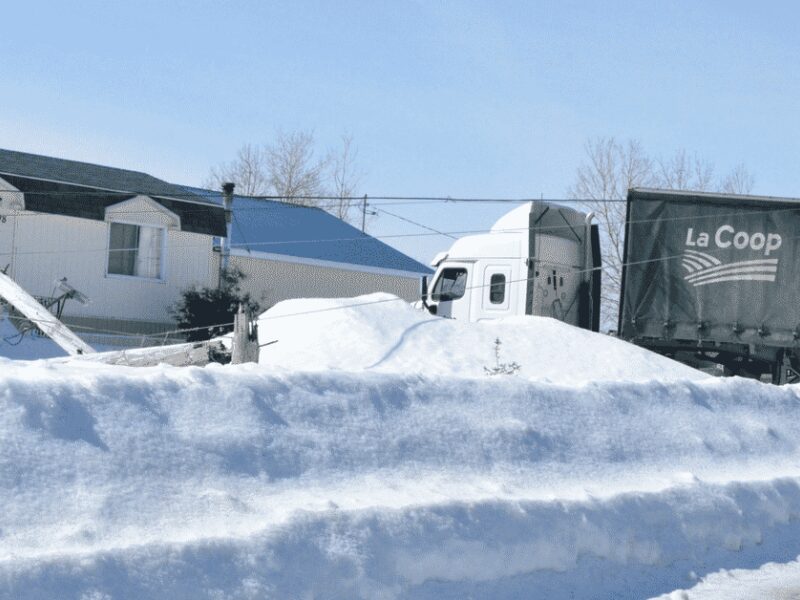 Un camion accroche des fils à St-Félix-de-Dalquier