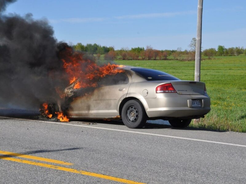 Une voiture en feu sur la route 111