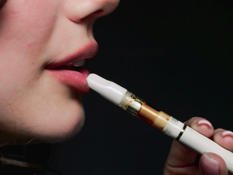 Vapotage : Un échec réglementaire et un marché illicite florissant
