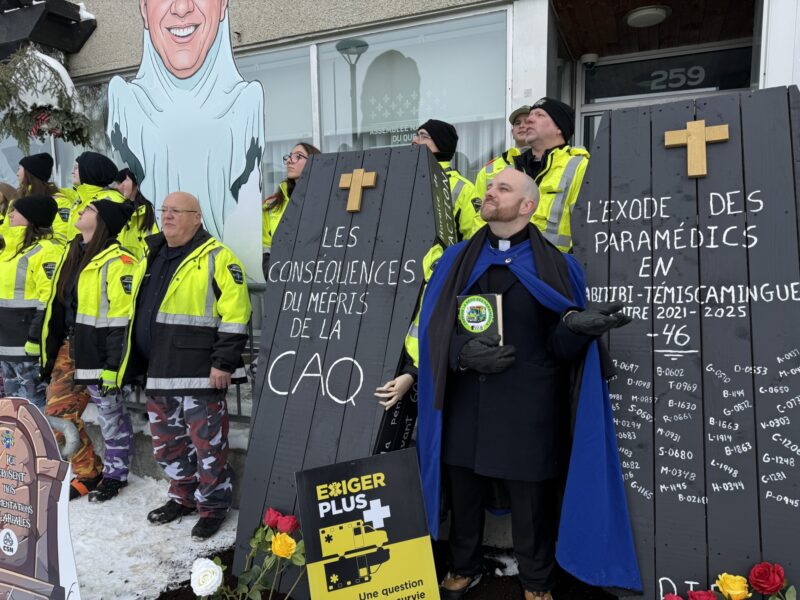 Les paramédics pleurent d’ex-collègues et leur convention