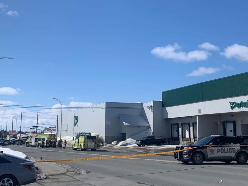 Ben Deshaies voit le toit de son entrepôt s’affaisser