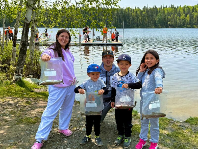 Alerte fraîcheur à Val-d’Or : 650 jeunes troquent leurs écrans pour des cannes à pêche !