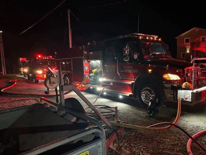 Incendie suspect à Senneterre : une roulotte et un garage détruits par les flammes