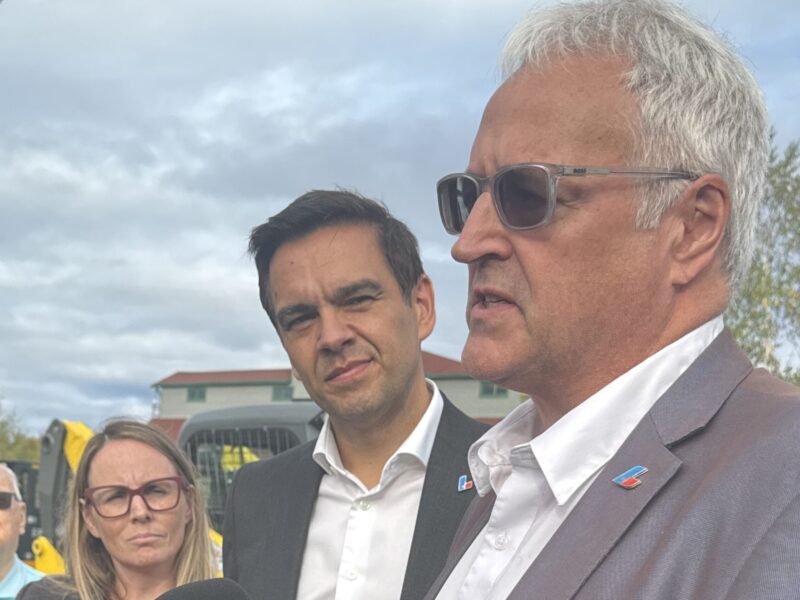 Le chef libéral promet 10% des redevances et un plancher de 25M$ pour la région