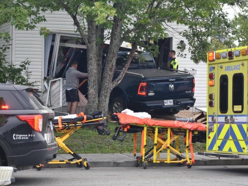 Une voiture s'encastre dans une maison