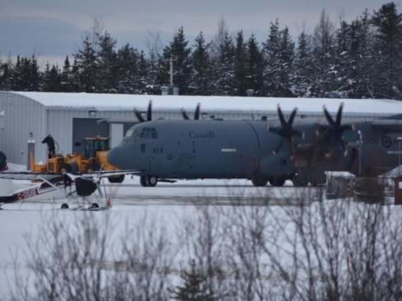 Un avion militaire attire l'attention dans le ciel d'Amos