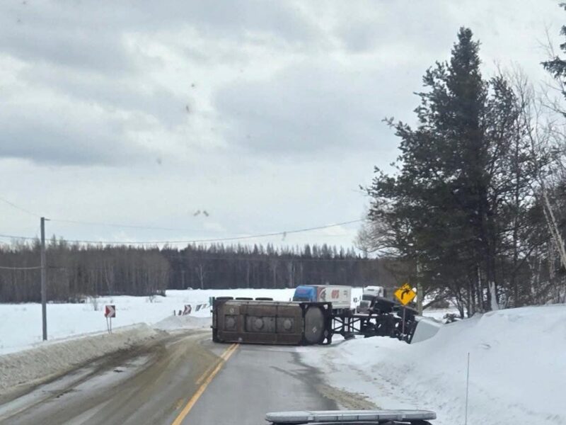 MISE À JOUR - Sortie de route d'un véhicule lourd sur la route 101