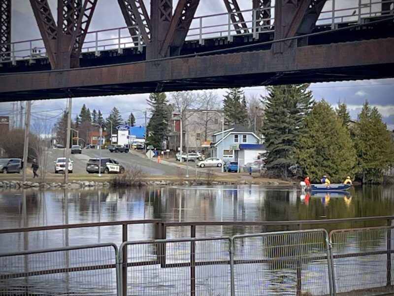 Sortie de route : un véhicule tombe dans la rivière Harricana