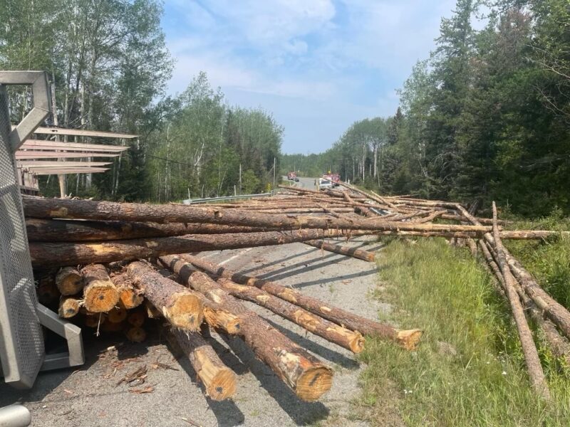 Renversement d'un chargement de bois en longueur sur la route 111