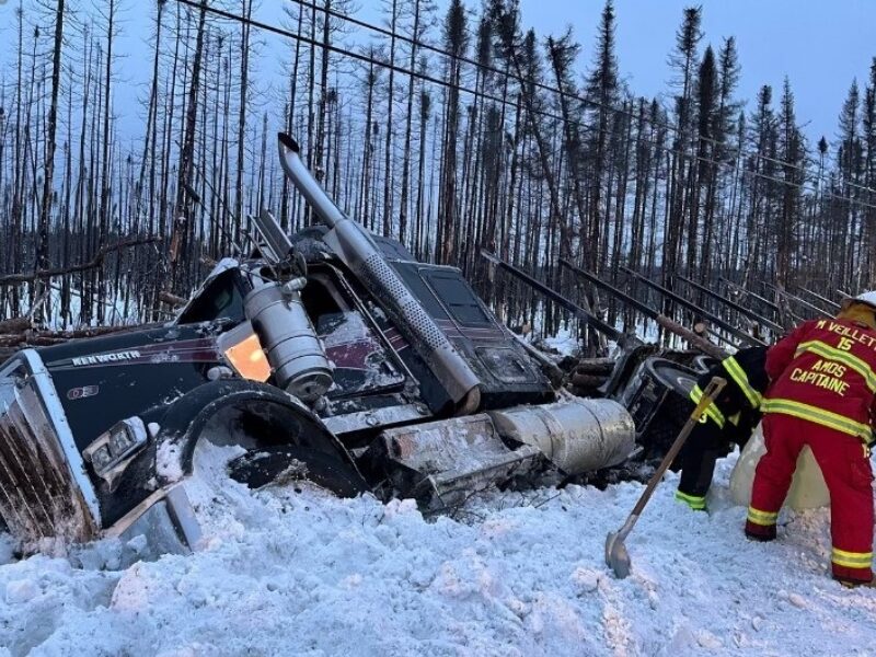 Sortie de route de poids lourd sur la route 386