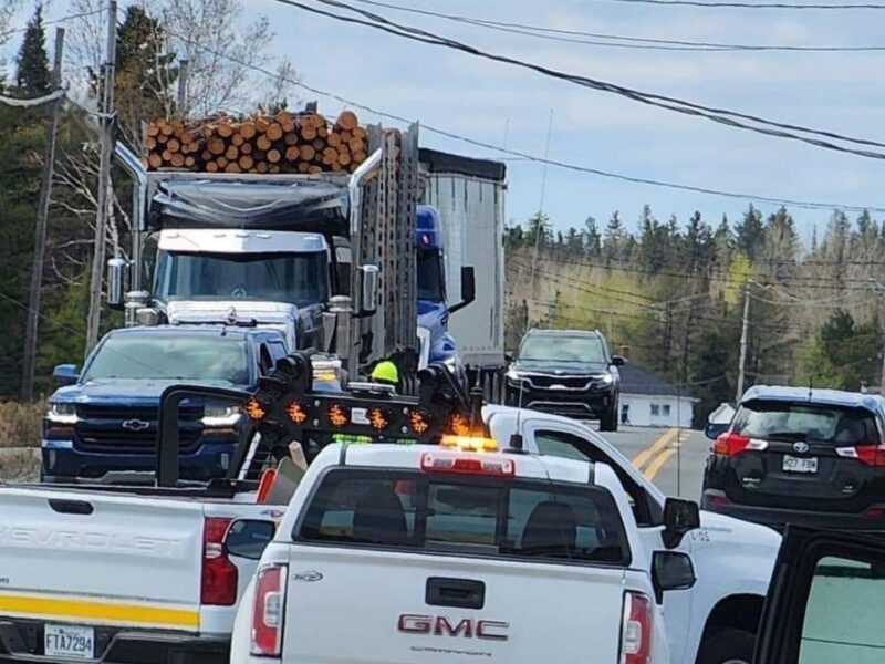 Accident sur la route 111 Ouest : Sortie de route et collision avec un poteau électrique