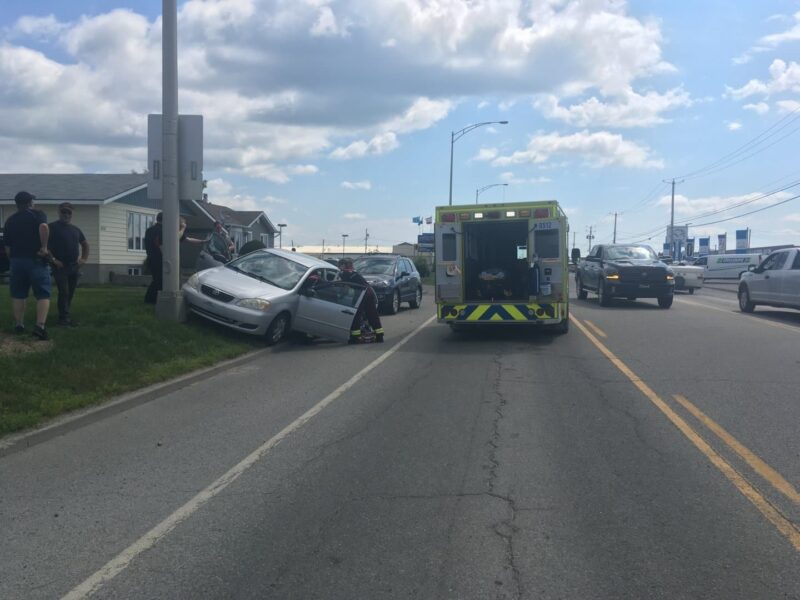 Collision avec un poteau à Amos