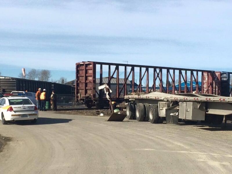 Collision entre un train et un camion semi-remorque