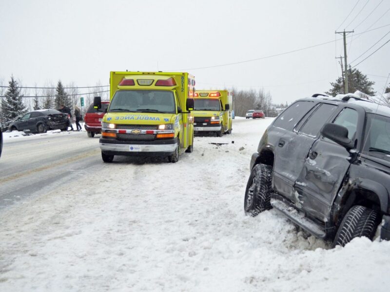 Collision et sortie de route entre Amos et Pikogan