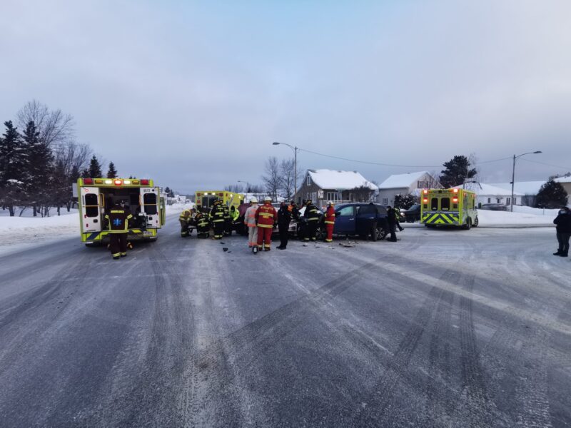 Deux véhicules entrent en collision à Amos