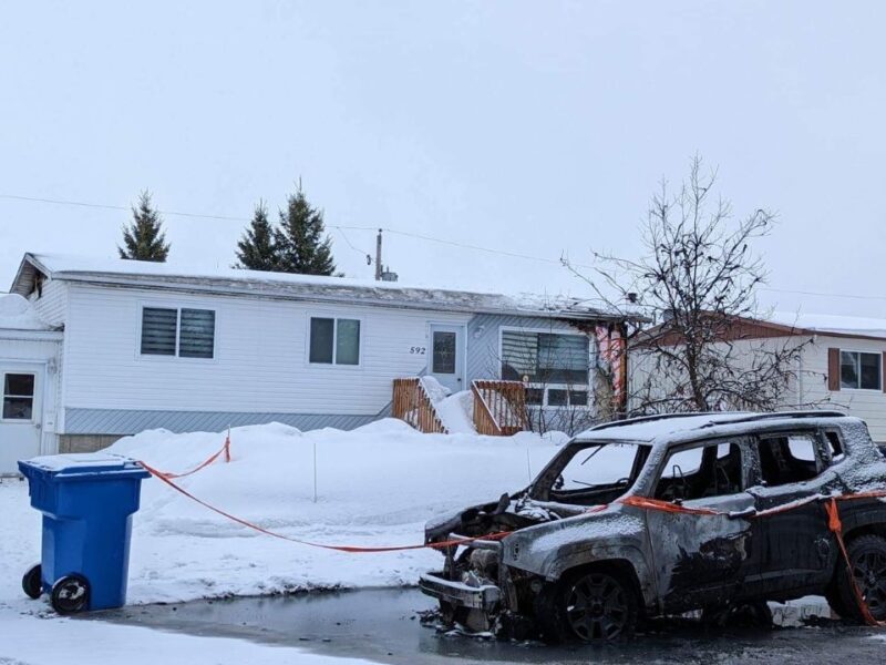 Deux véhicules incendiés dans la nuit, deux bâtiments évacués : les enquêteurs suspectent un incendie criminel