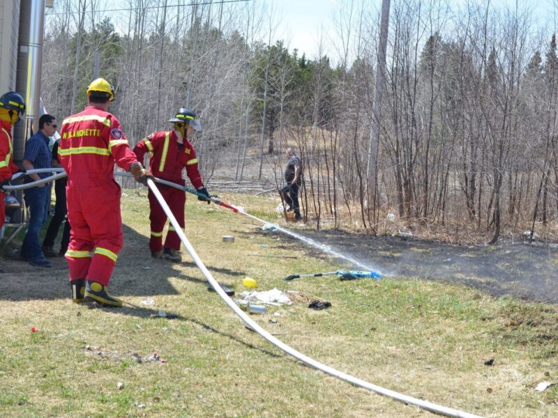 Feu de foin à Pikogan