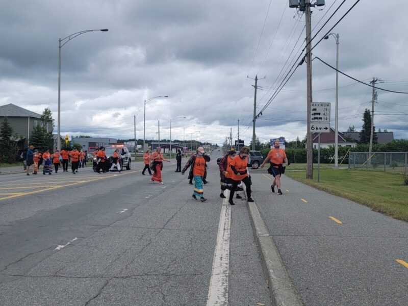 Ils marchent en mémoire des 215 enfants de Kamloops