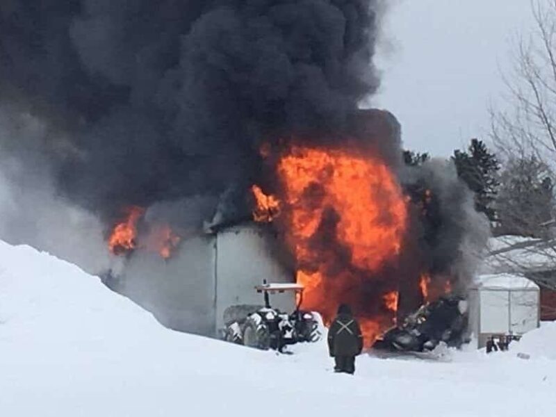 Intense brasier dans un bâtiment à St-Félix