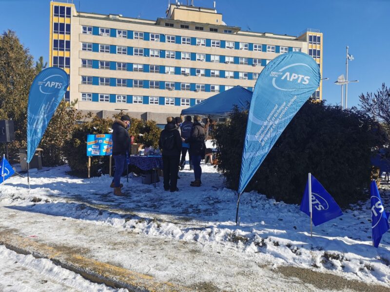 L’APTS manifeste à Amos devant l’hôpital