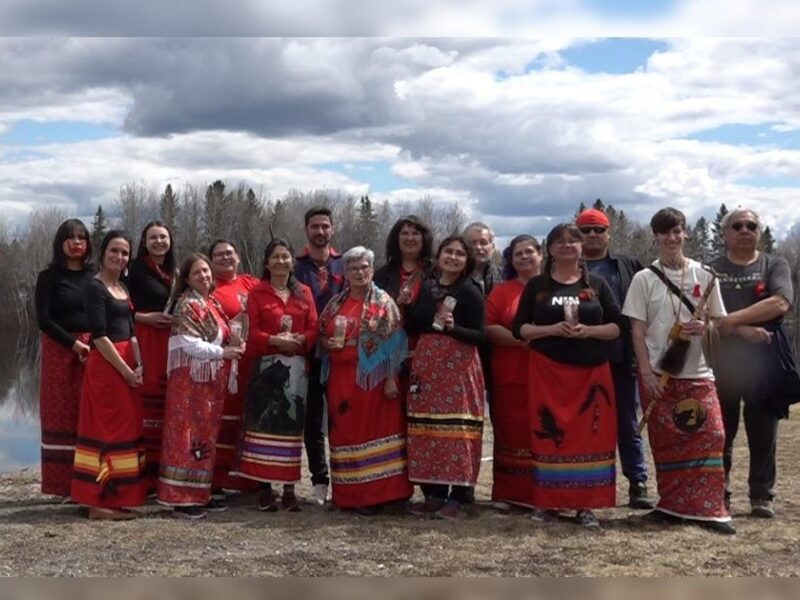 Les robes rouges s’unissent à Senneterre, pour une grande cause