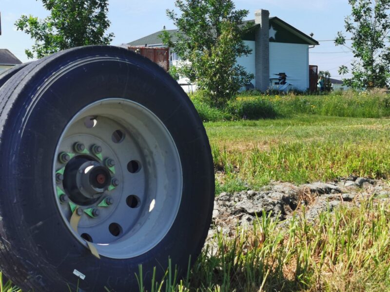 Les roues d’un camion lourd se détachent et percutent une maison