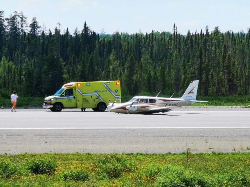 Un avion sur le ventre à Amos