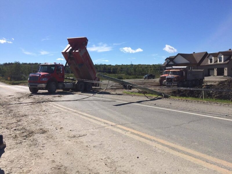 Un camion accroche des fils à Amos