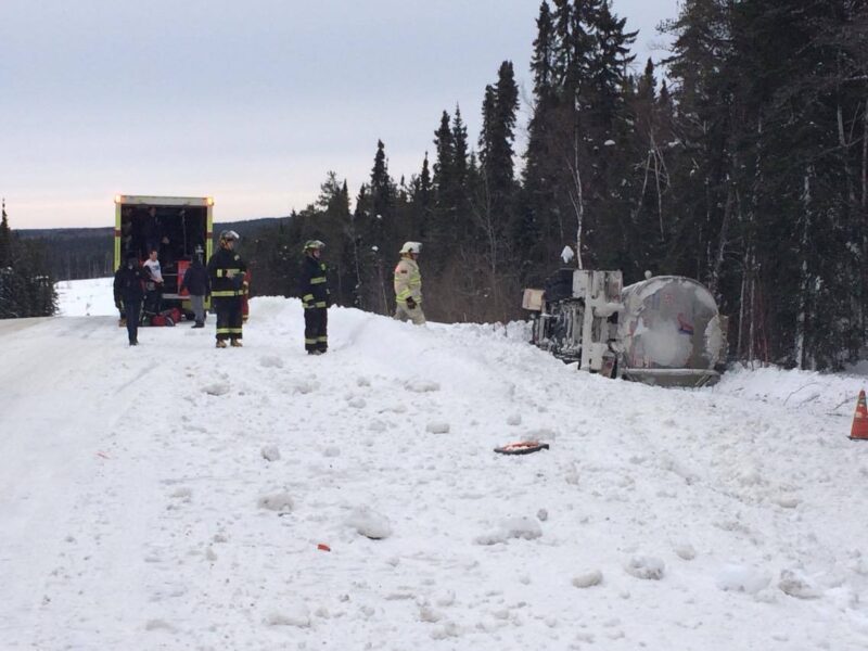 Un camion citerne rempli d’essence se renverse sur la route 109