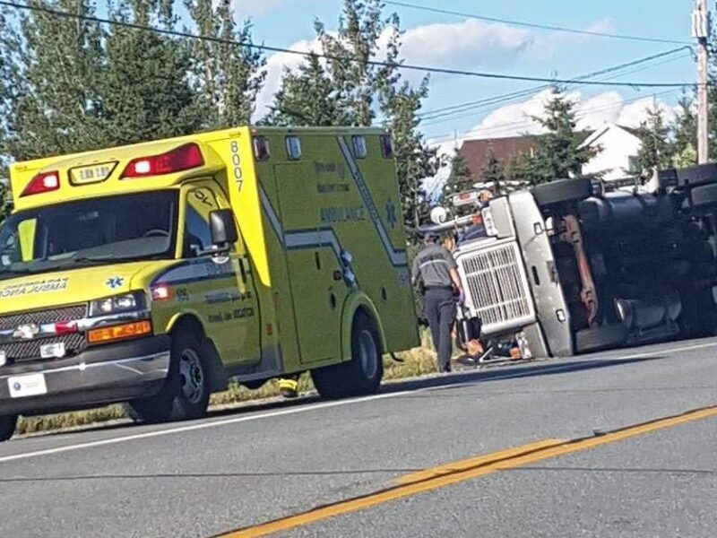 Un camion lourd se renverse sur la route 117