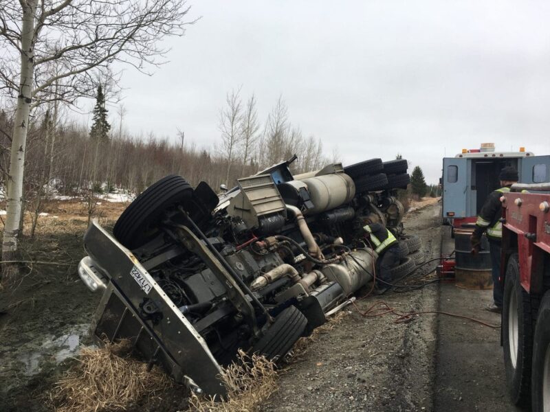 Un camion se renverse sur la route 101