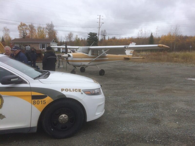 Un Cessna se pose sur la route 111