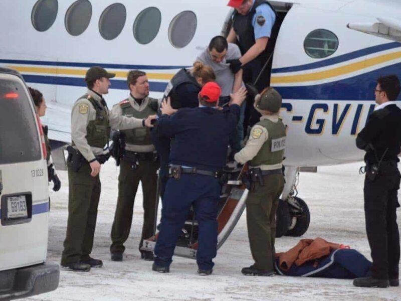 Un détenu agité dans l’avion