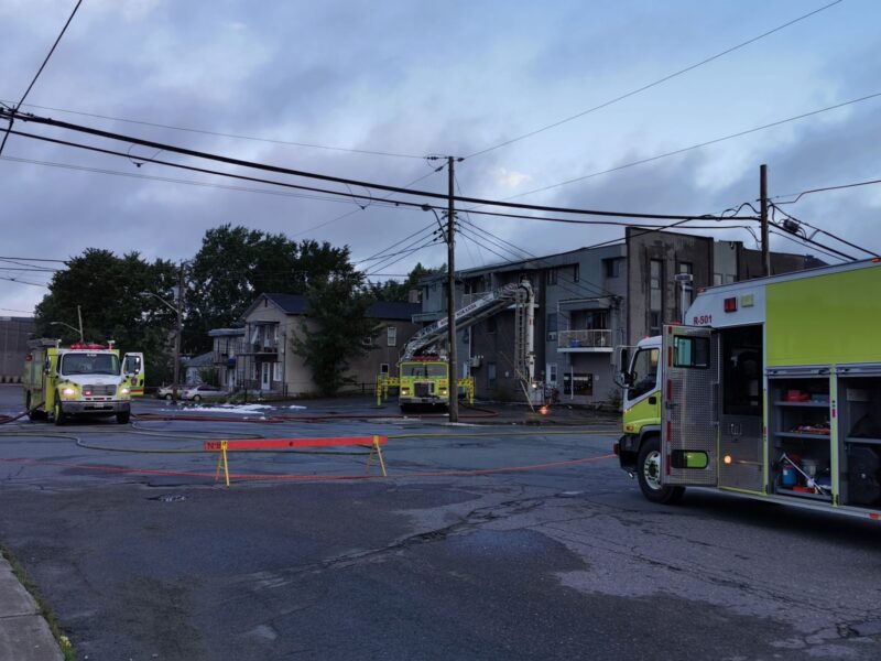 Un immeuble ravagé par un incendie à Rouyn-Noranda