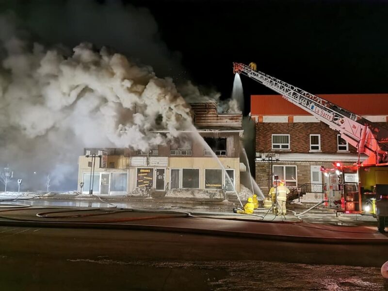 Un incendie ravage un bâtiment à La Sarre