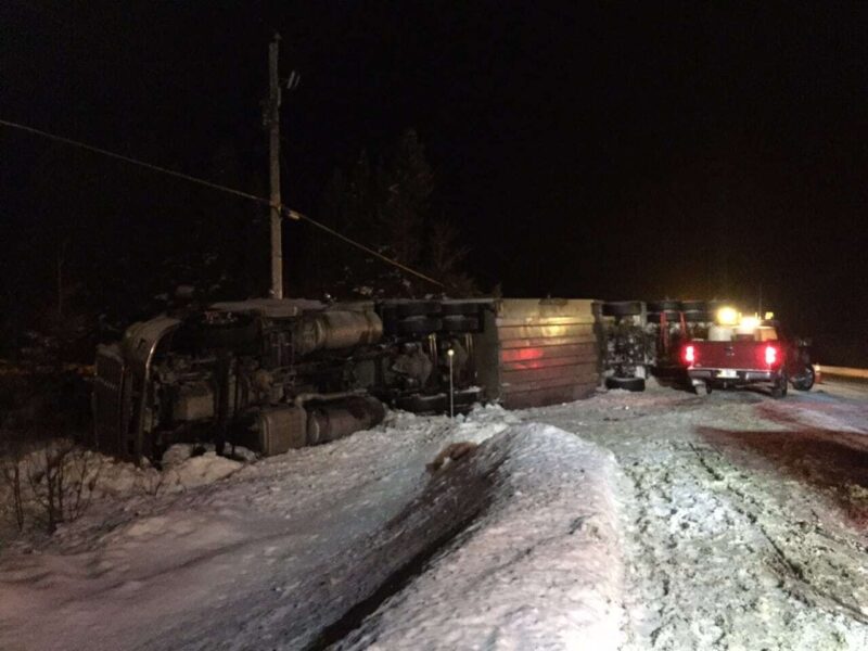 Un semi-remorque se renverse sur la route 111