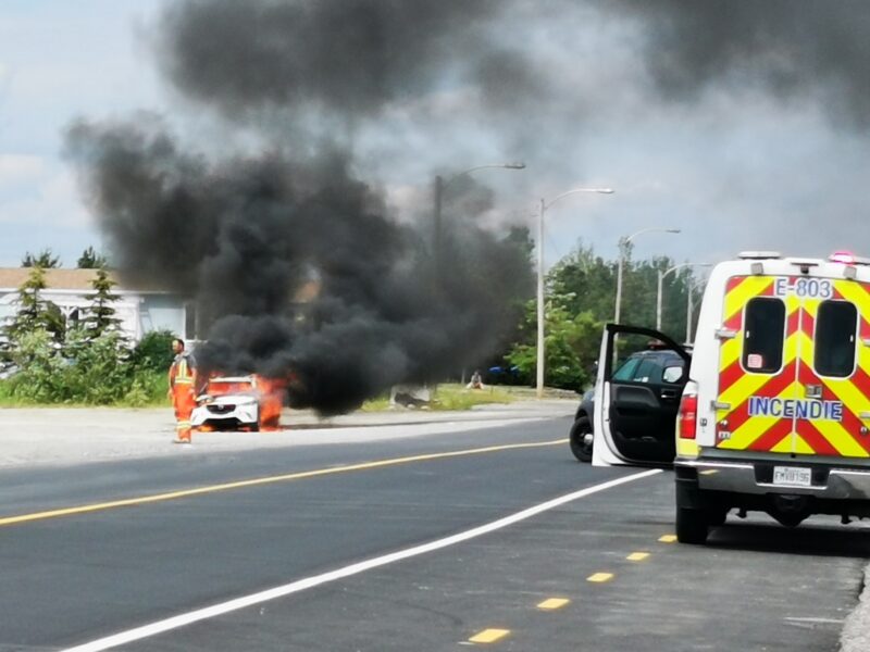 Un véhicule prend feu à Amos