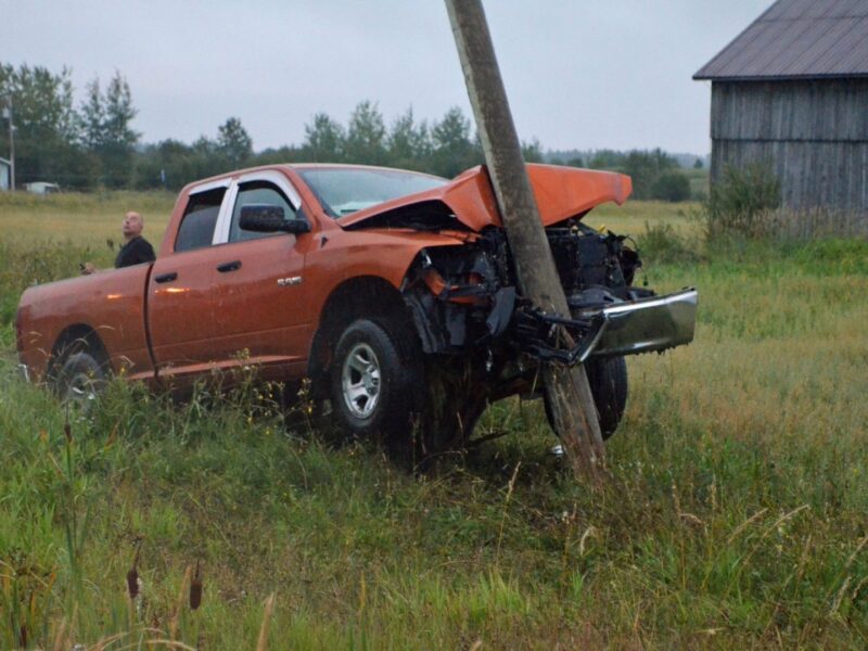 Une camionnette s’encastre dans un poteau d’Hydro-Québec