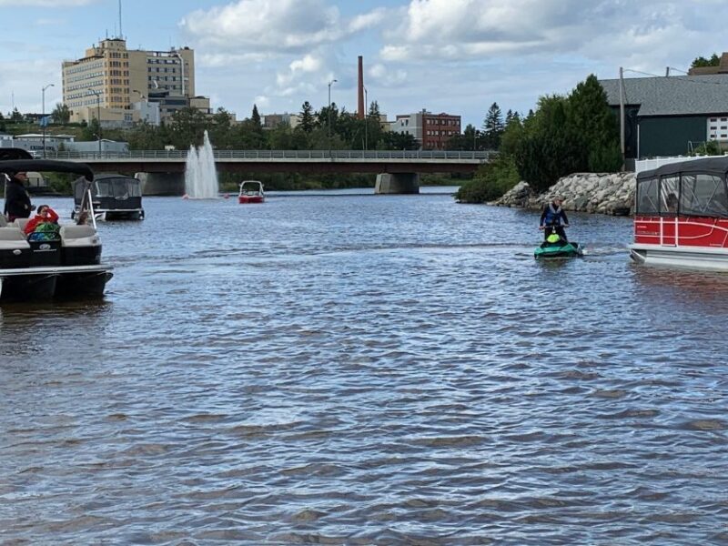 Une fête en bateau sur la rivière Harricana