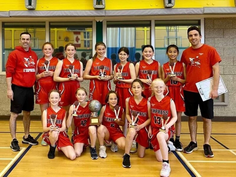 Une jeune équipe de basketball féminin de Senneterre remporte un tournoi à Montréal