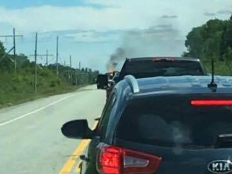 Une remorque de déménagement en feu sur la route 117