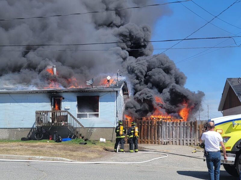 Une résidence ravagée par les flammes à Pikogan